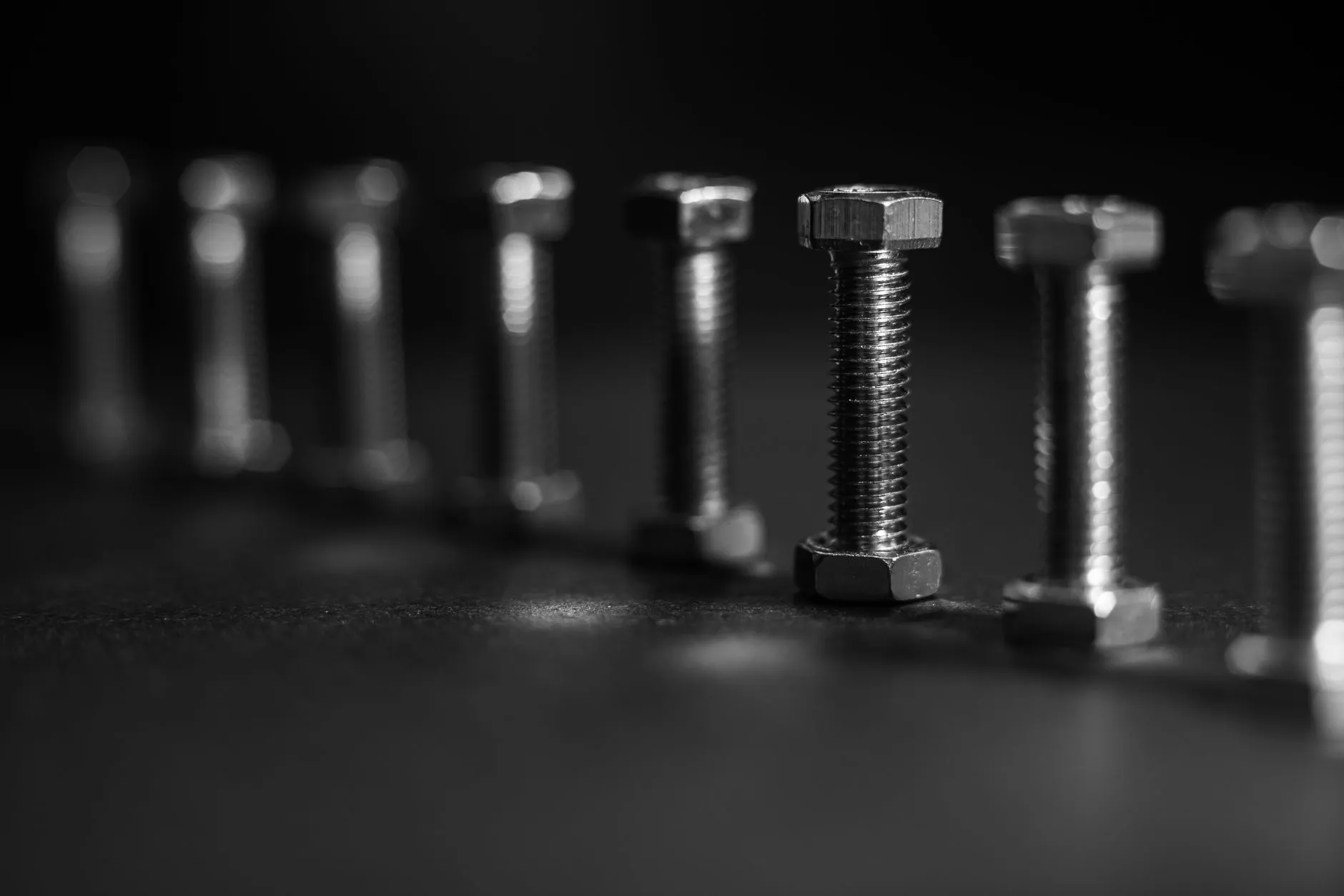 武汉建筑工地紧固件选型指南：膨胀螺栓与普通螺栓的应用边界正文配图 1
